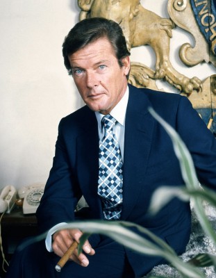 800px-Sir_Roger_Moore_Allan_Warren.jpg